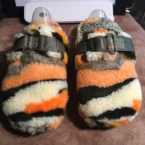 UGG NIB AUTHENTIC FLUFF IT CALI COLLAGE OLIVE UNISEX SLIPPERS